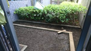 除草、処分品を撤去後、余剰土を鋤き取り整地状態